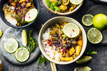 Leckeres asiatisches Curry in verzierten Schüsseln.