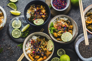 Leckeres asiatisches Curry in verzierten Schüsseln.