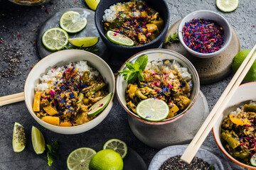 Leckeres asiatisches Curry in verzierten Schüsseln.