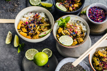 Leckeres asiatisches Curry in verzierten Schüsseln.
