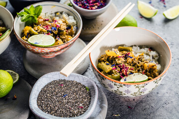 Leckeres asiatisches Curry in verzierten Schüsseln.