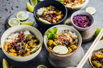Leckeres asiatisches Curry in verzierten Schüsseln.
