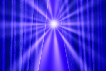 Ein etwas aufgezogener Vorhang gibt den Blick auf einen strahlenden Hintergrund frei.