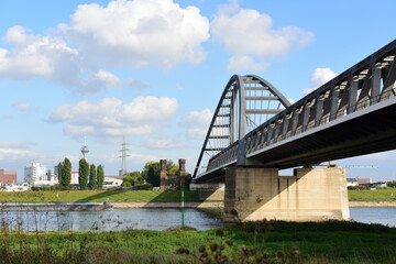 Hammer Eisenbahnbrücke über rhein von düsseldorf und neuss, deutschland
