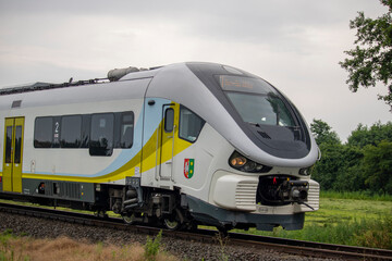 Szynobus w pędzie z bliska © Erap2