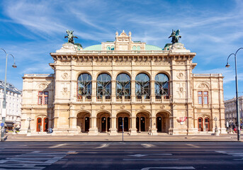Fototapeta na wymiar Vienna State Opera house in Austria