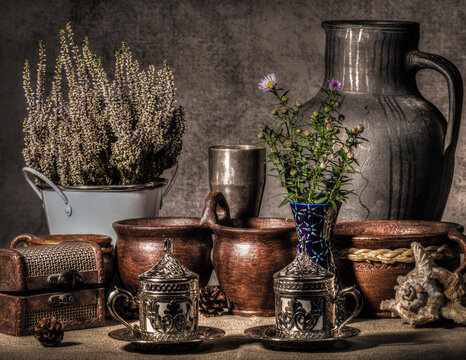 kompozycja martwej natury z naczyniami glinianymi i srebrnymi, wrzosami i kwiatami