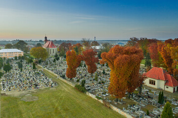 Cmentarz w prowincjonalnym miasteczku jesienią. Widok z drona. - obrazy, fototapety, plakaty