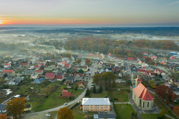 Panorama małego, prowincjonalnego miasta wykonana z dużej wysokości za pomocą drona....