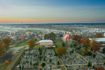 Panorama małego, prowincjonalnego miasta wykonana z dużej wysokości za pomocą drona....