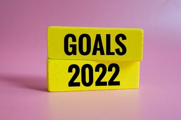 'Goals 2022' text on yellow wooden blocks.