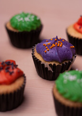 Cupcakes decorados para Halloween. Decoración con varios colores. Concepto comida terrorífica.