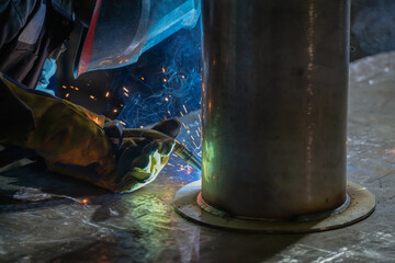 Pipe welding. Semi-automatic arc welding. MIG welding.
