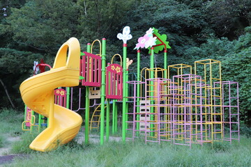 公園　遊具　すべり台　アスレチック
