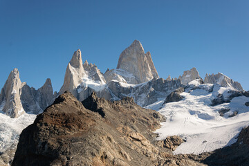 laguna esmeralda el calten nieve glaciar