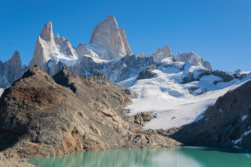 laguna esmeralda el calten nieve glaciar