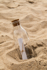 Flaschenpost am Strand