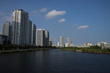Fototapeta na wymiar 横浜ポートサイドのビルと川と青空