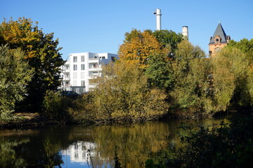 Modernes weißes Wohnhaus und Turm des Alten Schlachthof im Herbst bei blauem Himmel und...