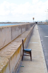 Obraz premium A deteriorated and isolated chair inside the fishing port