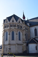 Fototapeta na wymiar Rückseite der großen Kirche in Münstermaifeld