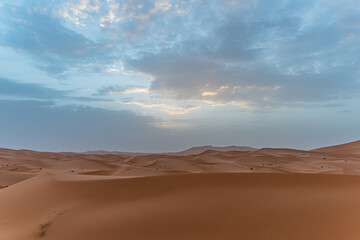 Fototapeta na wymiar Sonnenaufgang in der Sahara