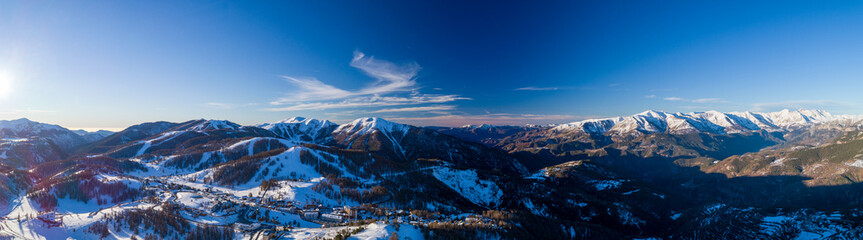 Vue aérienne panoramique de la station de ski Valberg dans les Alpes-Maritimes