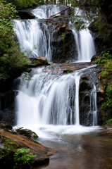 Fototapeta na wymiar Kleiner Wasserfall in der Steiermark mit weichgezeichnetem Wasser