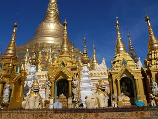 Fototapeta premium Yangon, Myanmar - november 2019: Shwedagon Pagoda, the most sacred Buddhist pagoda and religious site in Yangon, Myanmar (Burma)