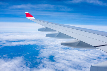 Avion en vol ciel bleu 