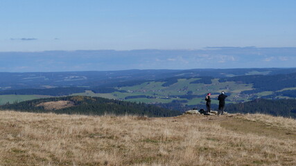 junges Paar genießt den Ausblick vom Feldberg auf die Schwarzwaldhöhen
