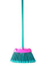 Vassoura na posição frontal, em fundo branco isolado