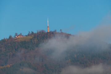 Fototapeta premium Der Berg Merkur mit Turm in Baden-Baden im Herbst Nebel
