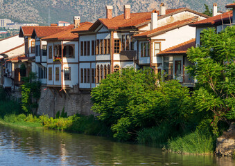 Fototapeta na wymiar Old Ottoman houses on the banks of the Yesilirmak River in Amasya