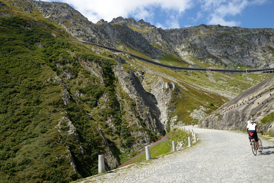 un v&eacute;lo montant la Tremola - Suisse
