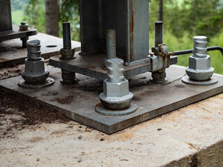  Steel plate based on anchor bolts on the concrete pillar