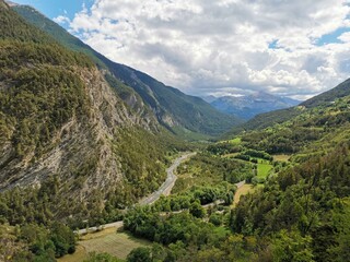 Fototapeta na wymiar Provence landscape and mountains ubaye river