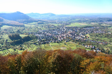Obraz premium Ausblick vom Beurener Fels mit Burg Hohenneuffen 