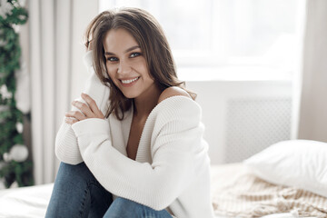 Naklejka premium Portrait of a young happy smiling woman at home