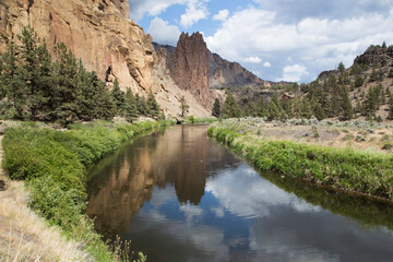 Fototapeta na wymiar Smith Rock reflection in the river 