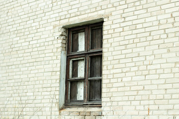 Fototapeta na wymiar An abandoned house with broken windows. Old building in the city.