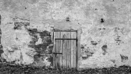 stare drewniane drzwi w murze z cegły, odpadający tynk - obrazy, fototapety, plakaty