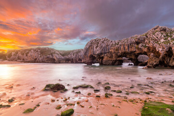Fototapeta na wymiar Playa de cuevas del Mar, Asturias