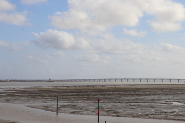 Nouvelle Aquitaine - Charente-Maritime - Plage du Château d'oléron avec vue sur le Pont d'Oléron...
