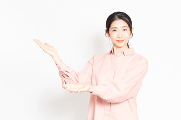 案内のジェスチャーをする女性