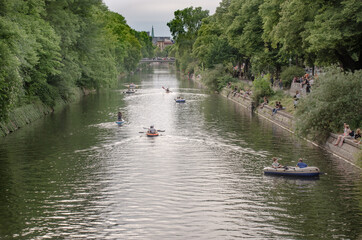 Berlin: Der Landwehrkanal zieht sich wie ein grünes Band durch Berlin und lädt zum Spazieren und Verweilen an seinen idyllischen Ufern ein.