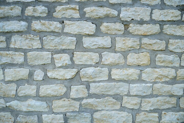 Eine historische Mauer aus groben Steinen an einem römischen Bauwerk
