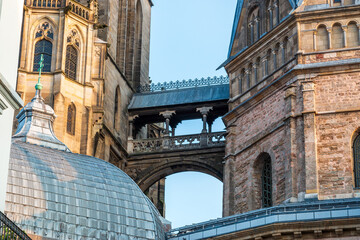 Übergang am Aachener Dom, Brücke zwischen den Kuppeln