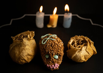 calaverita tradicional de amaranto con velas encendidas