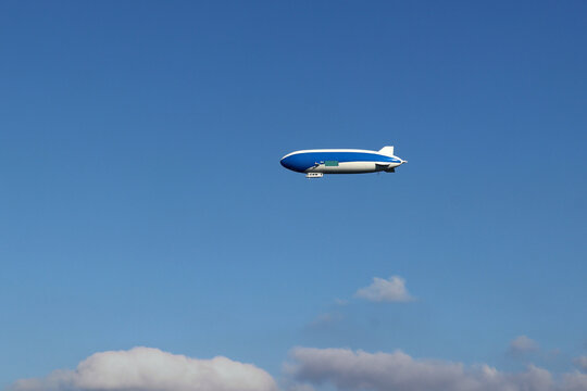 Ein blau-wei&szlig;er Zeppelin fliegt am Himmel